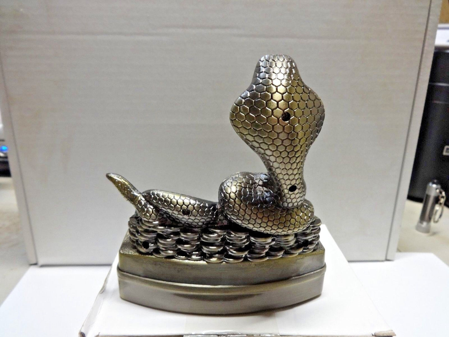 Novelty Snake Shape Novelty Cigarette Cigar Ashtray With Refillable Lighter USA